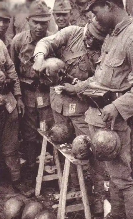 "舌尖上的日本鬼子":老照片中日寇抢吃抢喝的镜头