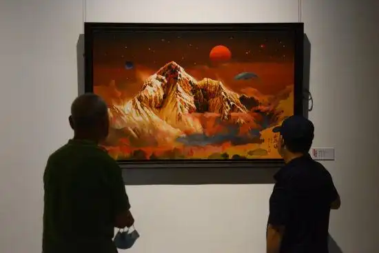 图为市民观赏展览中的油画作品.何蓬磊 摄