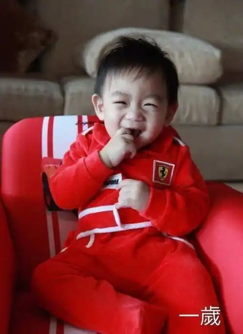 kimi十岁庆生照,近照曝光像爸爸,一家三口幸福同框_小时候_蛋糕