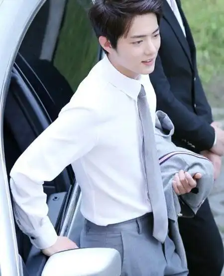 肖战条纹衫外搭黑白图案棒球服,配上黑色经典破洞裤,显阳刚之气