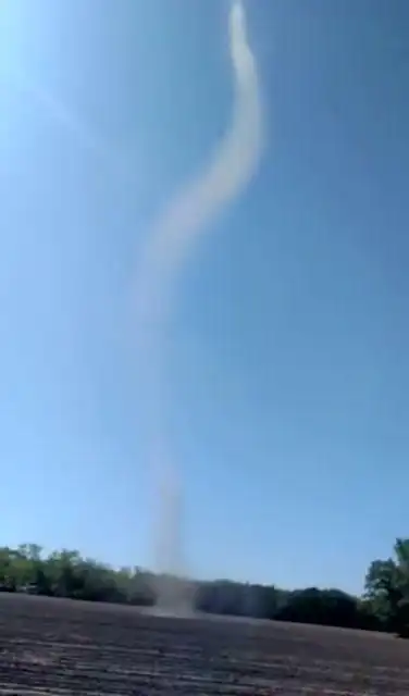 实拍:小型龙卷风原来是这么形成的