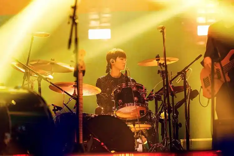 王源打架子鼓图片