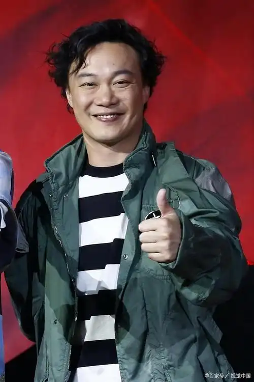 陈奕迅(英语:eason chan yick shun),香港流行音乐男歌手及演员.