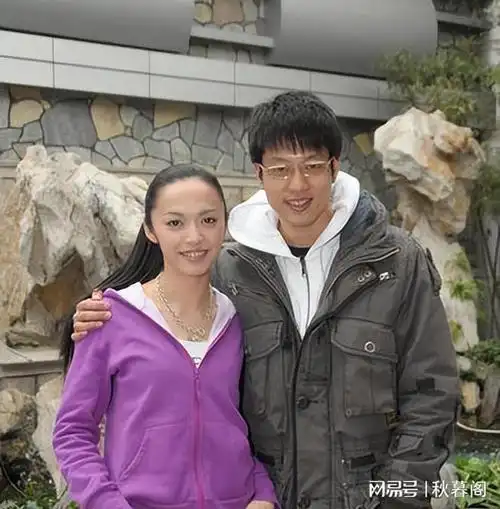 姚晨成绩优异,是班花,凌潇肃出生在电影之家,很有演戏的天分.