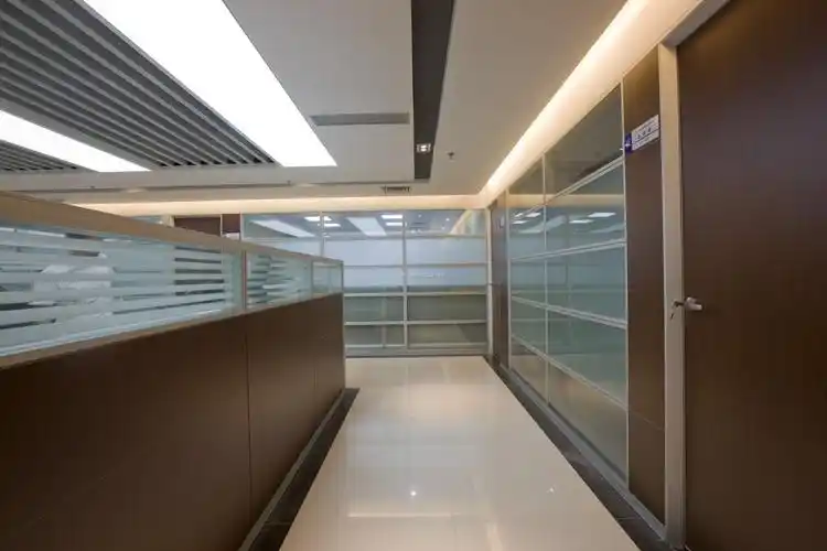 现代风格办公室过道装修实景图片_装信通网效果图