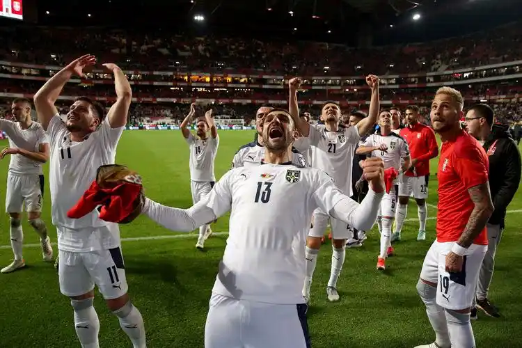 2021年11月14日,塞尔维亚队球员赛后庆祝胜利.