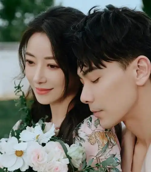 陈紫函与戴向宇携手亮相《家务优等生》,展现夫妻间的默契与协作,共同