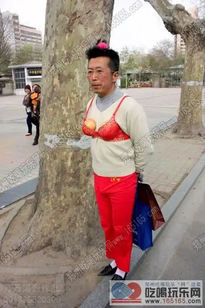 郑州惊现胸罩男