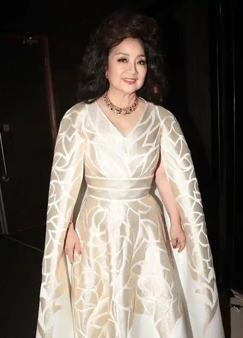 殿堂级歌手徐小凤:曾一年举办43场演唱会,春晚为她破例录播节目_父母