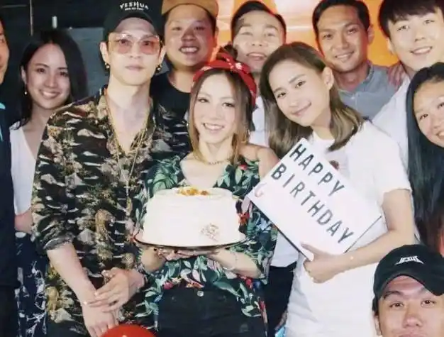 据悉mark ngai的家境很富裕,外公是王国旌,有位很著名的前妻