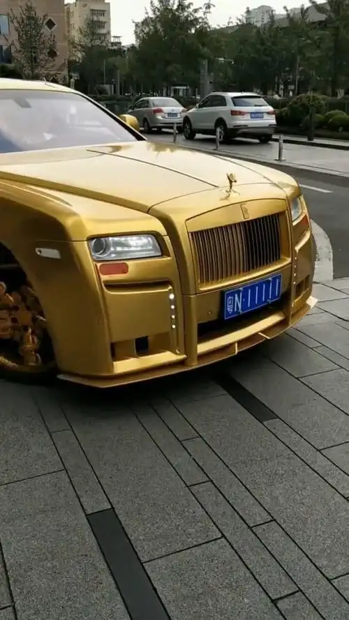 给你们看看黄金款的劳斯莱斯,简直是心动的感觉