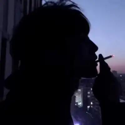 低头头像男高清丧系伤心男生低头沉默图片头像