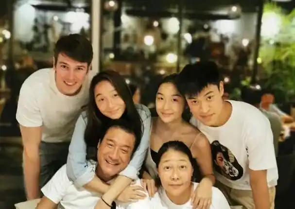 63岁梁家辉生日全家福曝光与妻子江嘉年甜蜜牵手女儿送温情祝福