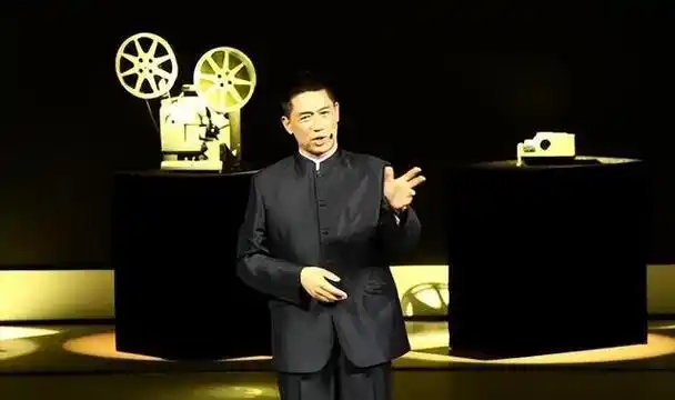 他曾是北京电视台的《档案》节目主持人,并在《寻枪》,《缉毒英雄》