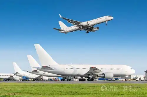 飞机在蓝天下降落在跑道上