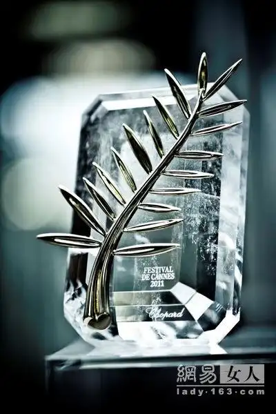 用于奖励竞赛单元最佳影片的金棕榈奖杯是戛纳电影节至高无上的荣誉.