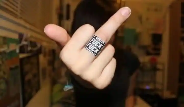 女人向男人竖中指是什么意思