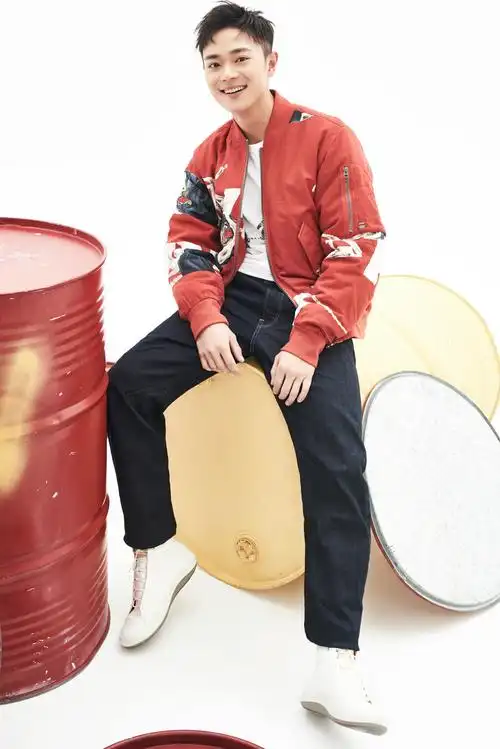 曹骏曝酷帅时尚写真 自由不羁洋溢青春活力