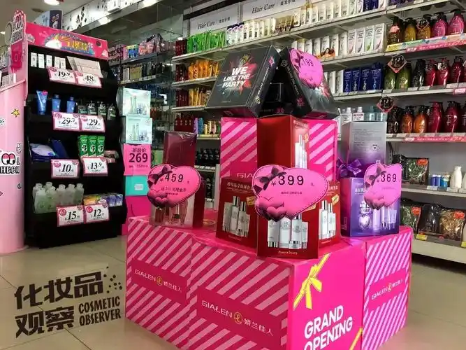 另一个堆头则是护肤和彩妆套盒堆头.