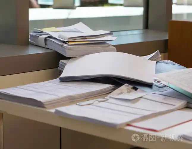 堆的文档在办公室的桌子上