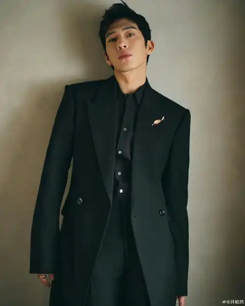 #井柏然是把酒店浴袍穿出来了吗##井柏然机场主打一个松弛感#