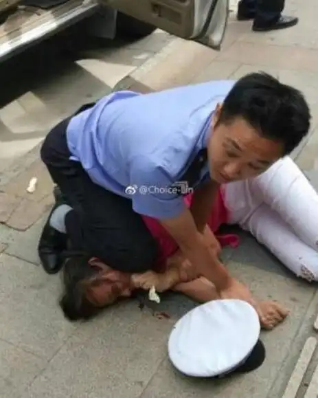 "一招擒拿"抱孩妇女:暴力执法,不和谐的底色