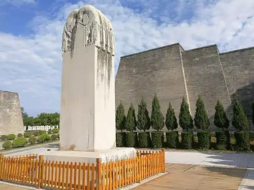 陕西关中地区一处帝王陵,是唐帝陵中保存完好的一座