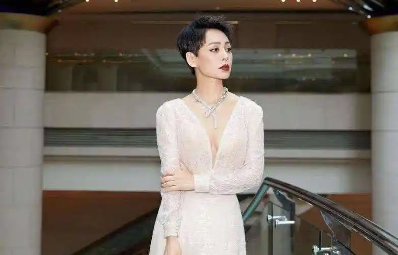 宁静的魅惑有点野,蕾丝长裙秀"水蛇腰",领口银蛇项链妩媚撩人_身材