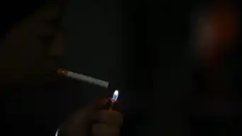 人,一个人,蹲,吸烟,竖图,室外,白天,正面,抽象,绘画,香烟,欧洲