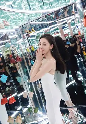 张天爱出席某活动,身着白色吊带礼服,搭配高跟鞋,优雅明媚