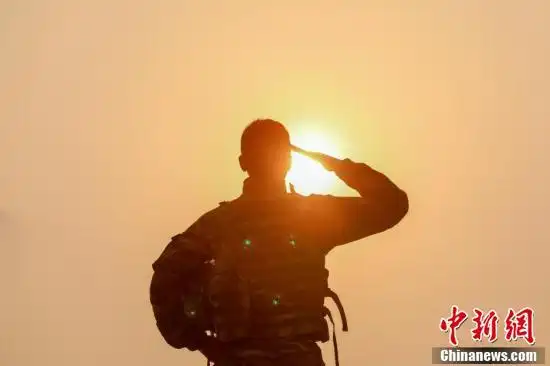 帅气夕阳下的剪影带你看不一样的特战队员