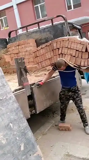 肩上的不是砖头而是责任,小伙工地搬砖只为养家糊口,努力工作让人心疼