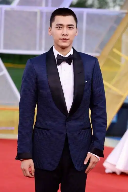状态超棒!李易峰圆寸西装现身32届金鸡奖红毯