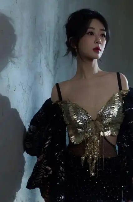 前几天,在时尚芭莎设计大赏的舞台上,杨紫以一组惊艳绝伦的照片赢得了