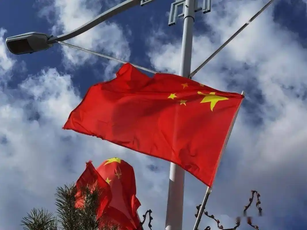 挂国旗唱国歌五星红旗迎风飘扬