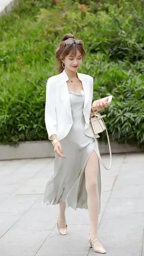 展现完美女性魅力:街拍真丝吊带开叉连衣裙,散发成熟女人味!
