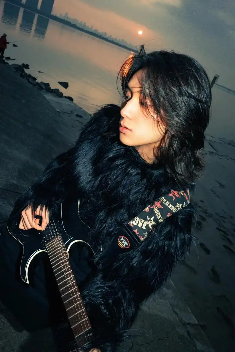 梦旅人.#长发男生 #氛围感 #梦旅人 #摇滚 #写真模特  - 抖音