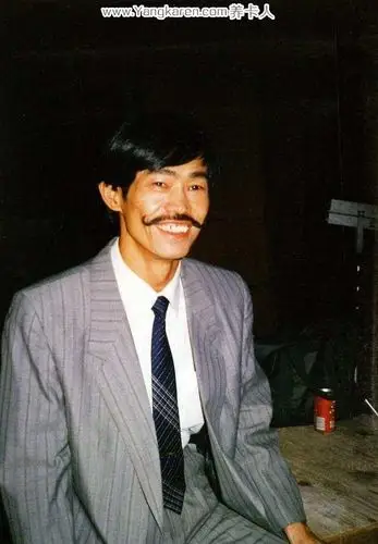 他是著名的"七小福"成员之一,元华与成龙,洪金宝,元彪,元奎等人是同门