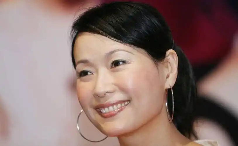 57岁叶童近况曝光,"素颜"显老态,被指不如旁边69岁男演员年轻