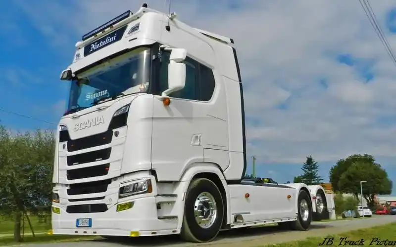 【汽车文化】静态欣赏 一台简约的斯堪尼亚改装车 scania s580 v8