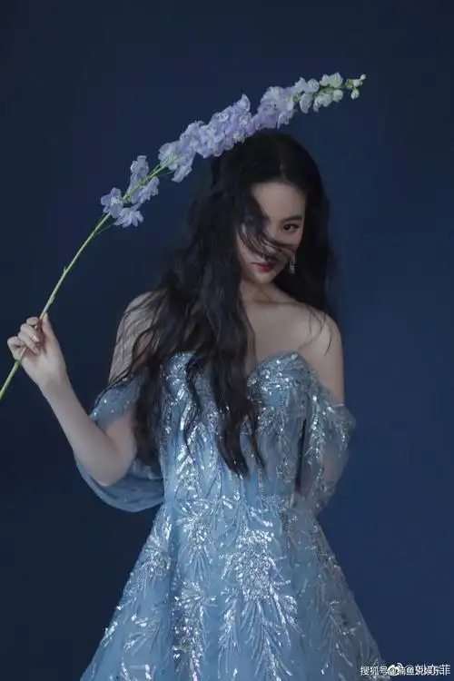 刘亦菲蓝色纱裙好惊艳真实上演在逃公主33岁仙女梦回18岁