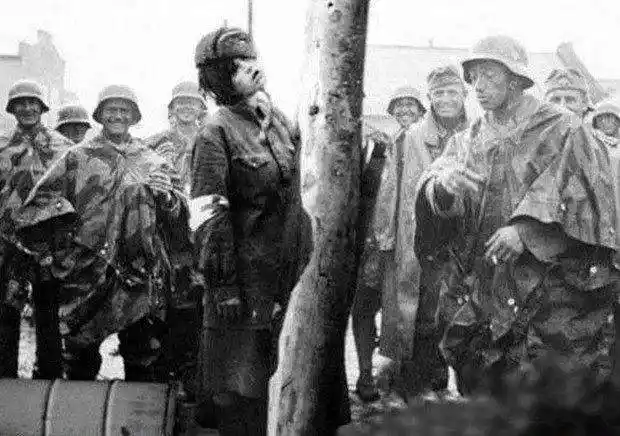 二战:80万女军人穿着裙子去打仗,遭到德军侮辱,血债血还!