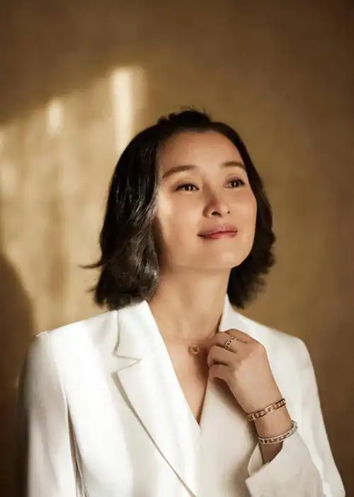 51岁吴越大方公布出和新男友旅游照片比陈建斌好太多了