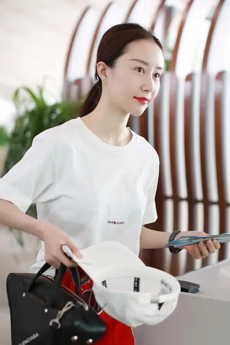 9月1日,舒畅高调晒出生活照,并配文"大自然真神奇,好像告诉我有大事要