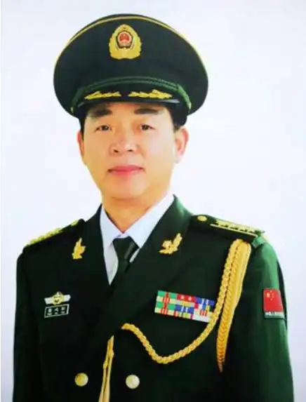 历任新华社记者,《解放军报》编辑,《人民武警报》主编,《国家书画