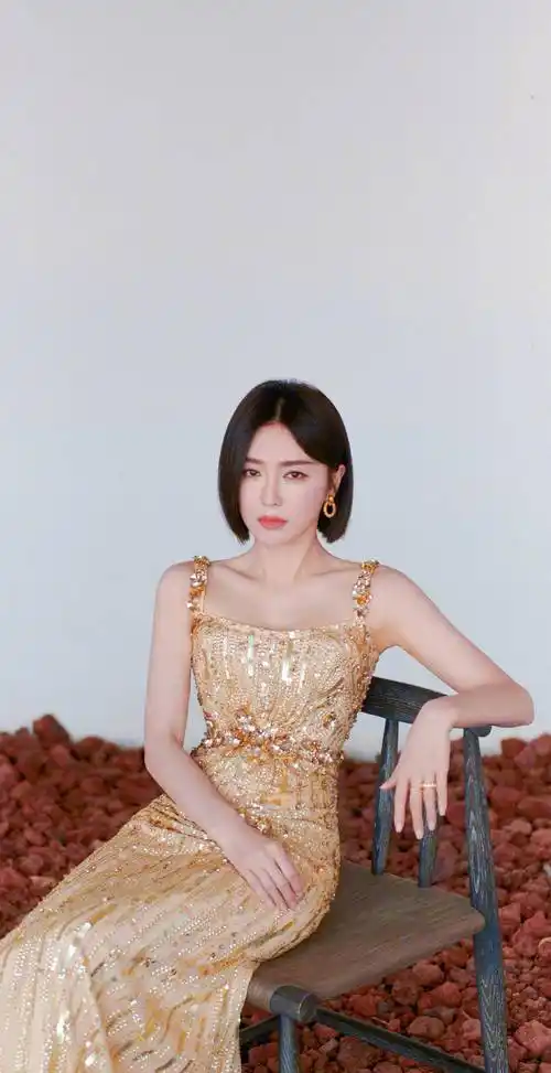 秦岚的美貌太出众了,金色长裙展现出好身材,减龄感十足_时尚_姐姐