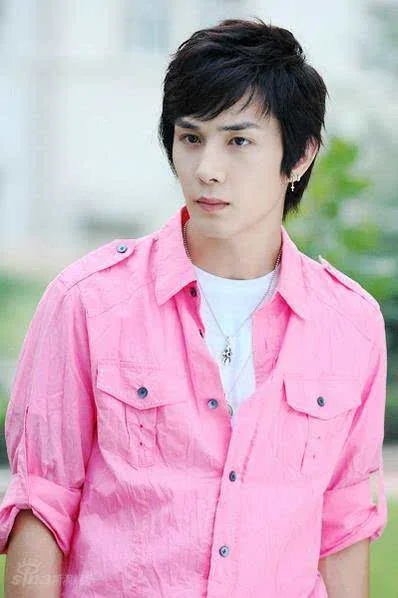 戚薇在微博晒照片夸赞老公李承铉,万能的网友们却在图中看出了端倪!