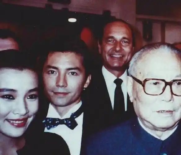 尊龙终是错过了陈冲,68岁还单身,林青霞为看他几眼陪着打一夜牌_内心