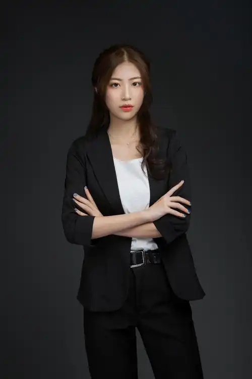 竞秀街38号 电话:15130252585 商品详情 拍摄特色 服务类型 形象照