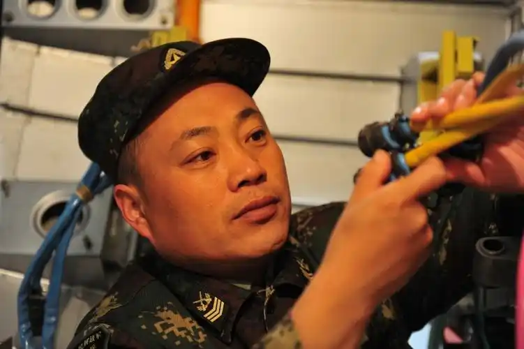 火箭军首位享受国务院特殊津贴的一级军士长退休:若有战,愿再以明目作